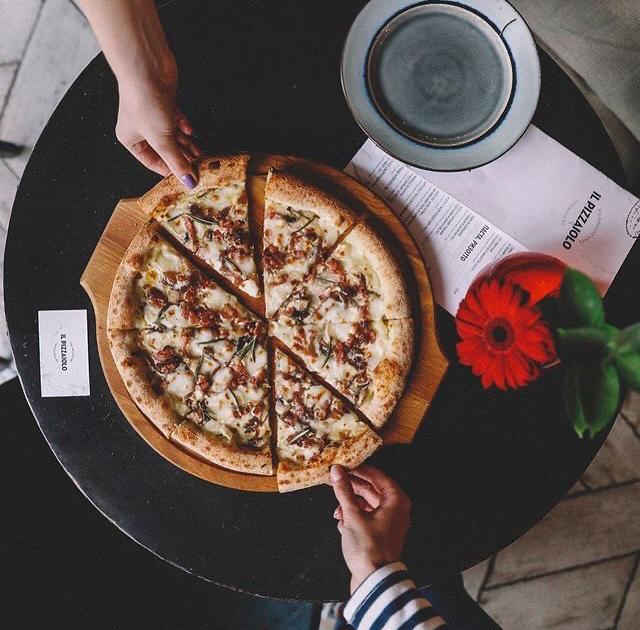 Il pizzaiolo москва. Пицца на завтрак. Иль пиццайоло. Пицца фирменная от шефа.